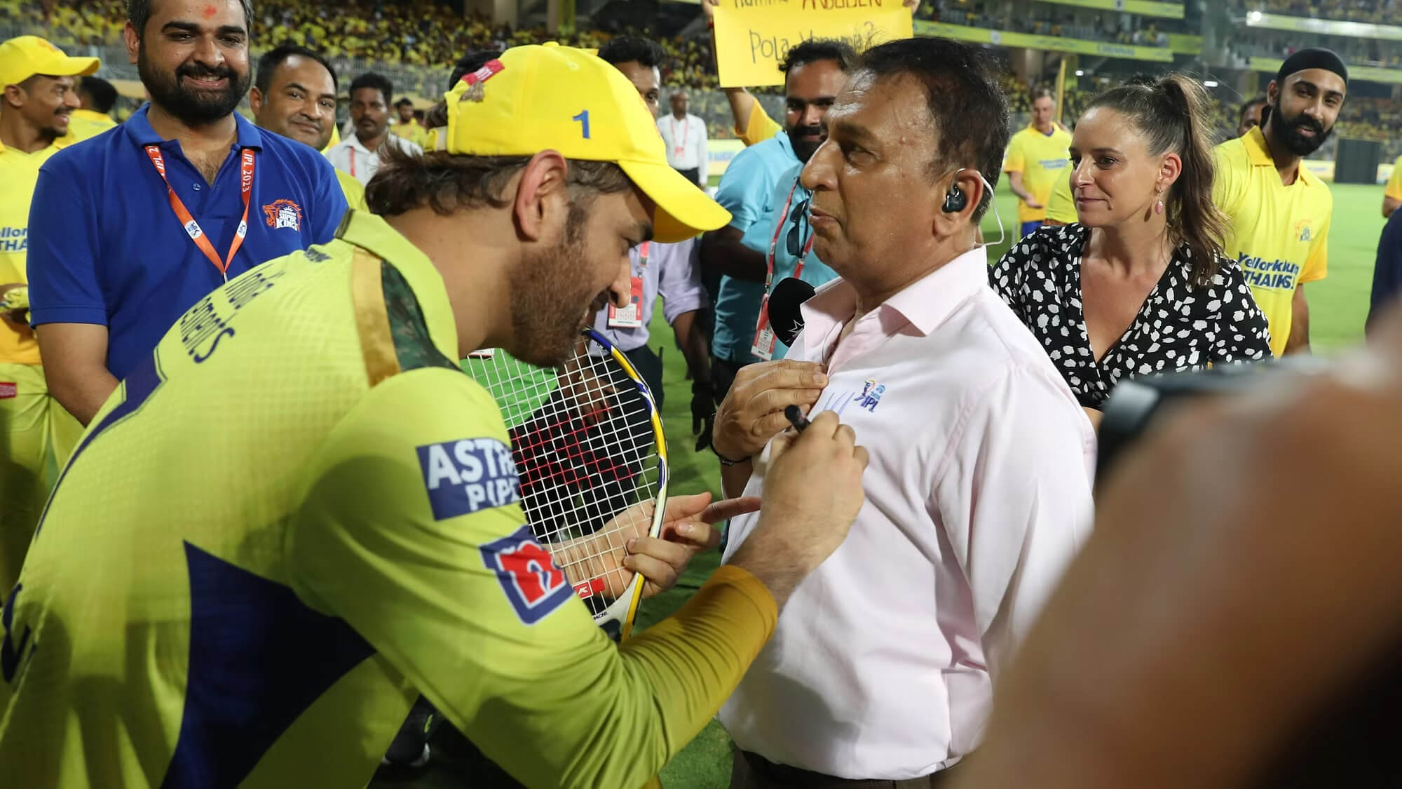 After the final home game of the IPL 2023 in Chepauk, MS Dhoni signed Sunil Gavaskar's shirt during a lap of honor.