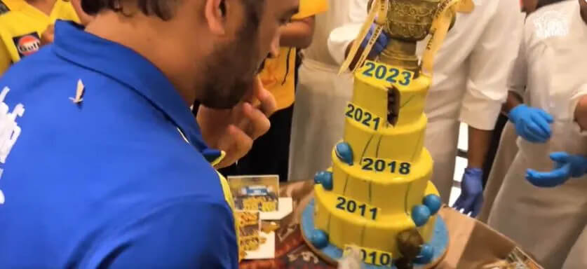 "Victory March of the King!" After beating GT in the IPL 2023 final, CSK players party in a hotel with a big cake cut by MS Dhoni.